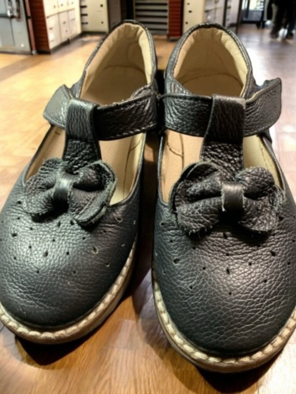 Girl's Size 10 NAVY Mary Jane Style Bows Shoes